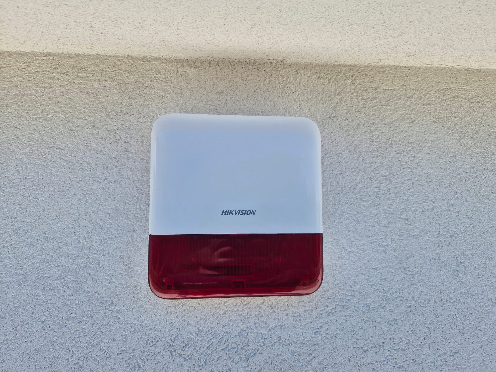Hikvision alarmna sirena na fasadi