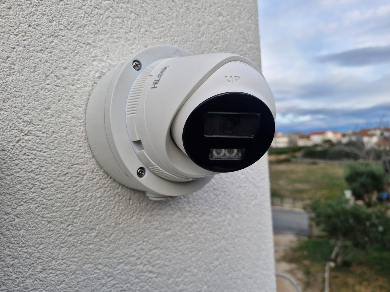 Detalj ugrađene Hikvision nadzorne kamere